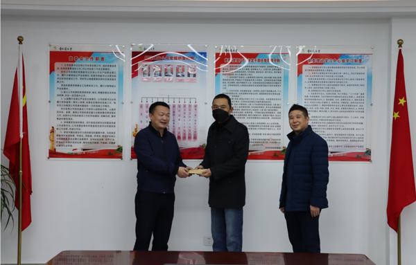 集團(tuán)公司黨委委員、副總經(jīng)理胡新付到公司走訪慰問